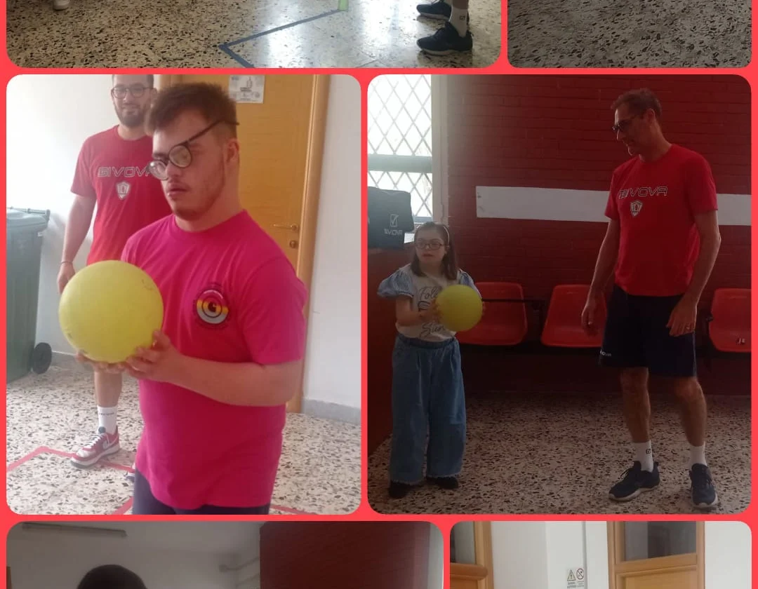 Un allenatore della ASD Volley Academy fa un esercizio di passaggio con un pallone giallo insieme ai ragazzi.