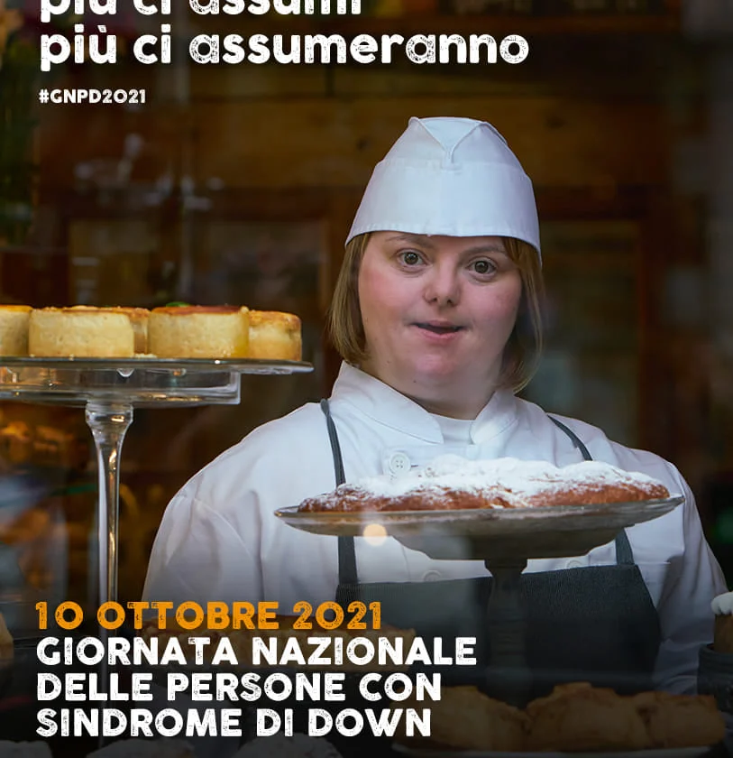 Manifesto della campagna nazionale CoorDown 2021: una donna con sindrome di Down in divisa da pasticcera regge un vassoio di dolci, con il testo "Più ci assumi più ci assumeranno".