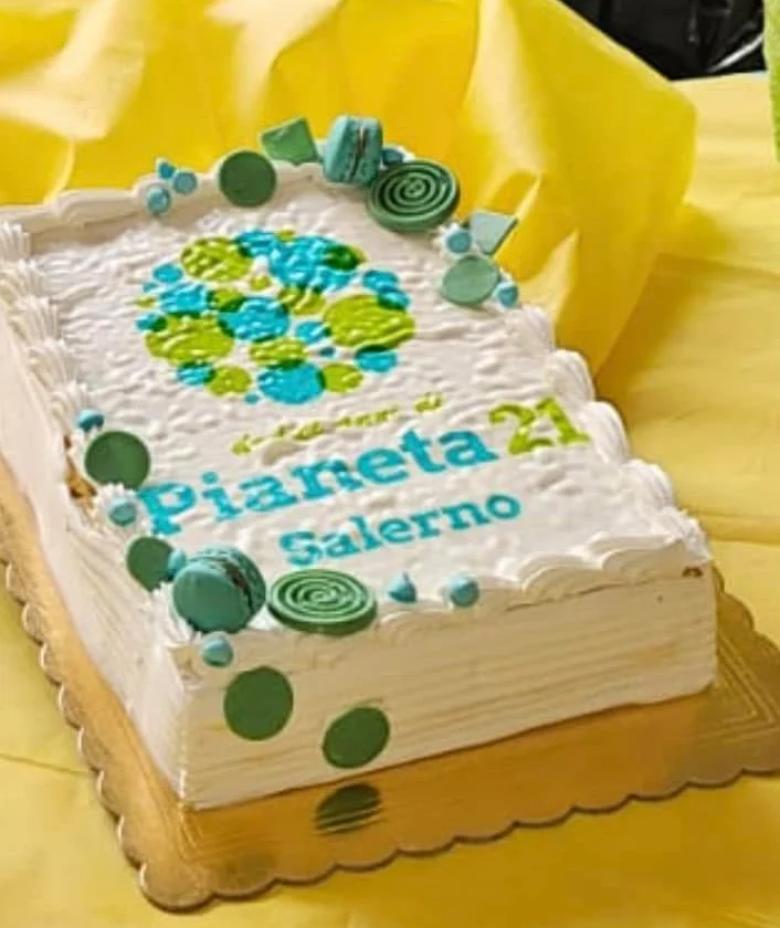 Torta decorata con il logo di Pianeta 21 Salerno, in occasione del dodicesimo anniversario dell'Associazione.