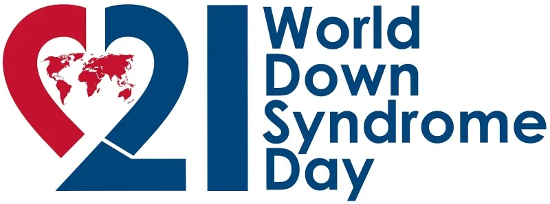 Logo del World Down Syndrome Day, cuore rosso e blu con mappa del mondo.
