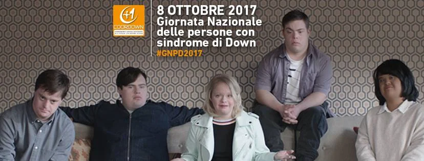 Immagine della campagna CoorDown per la Giornata Nazionale delle persone con sindrome di Down 2017: cinque persone sedute su un divano.