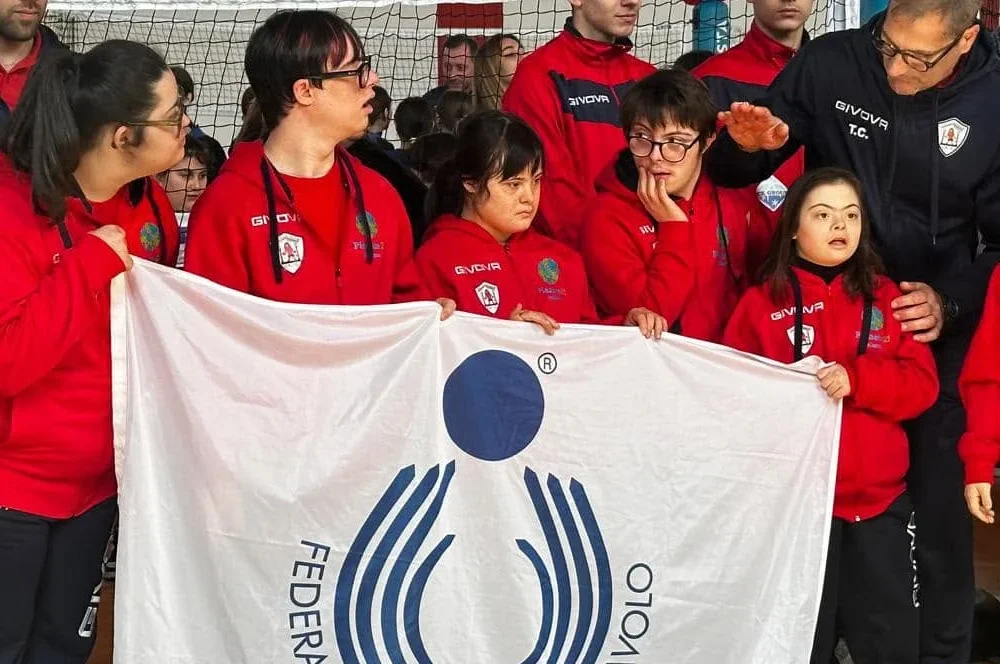 Ragazzi durante un'attività di pallavolo