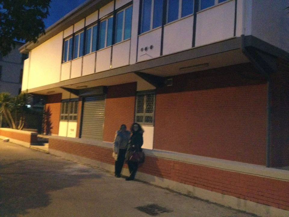 Foto esterna della sede dell'associazione, in orario serale.